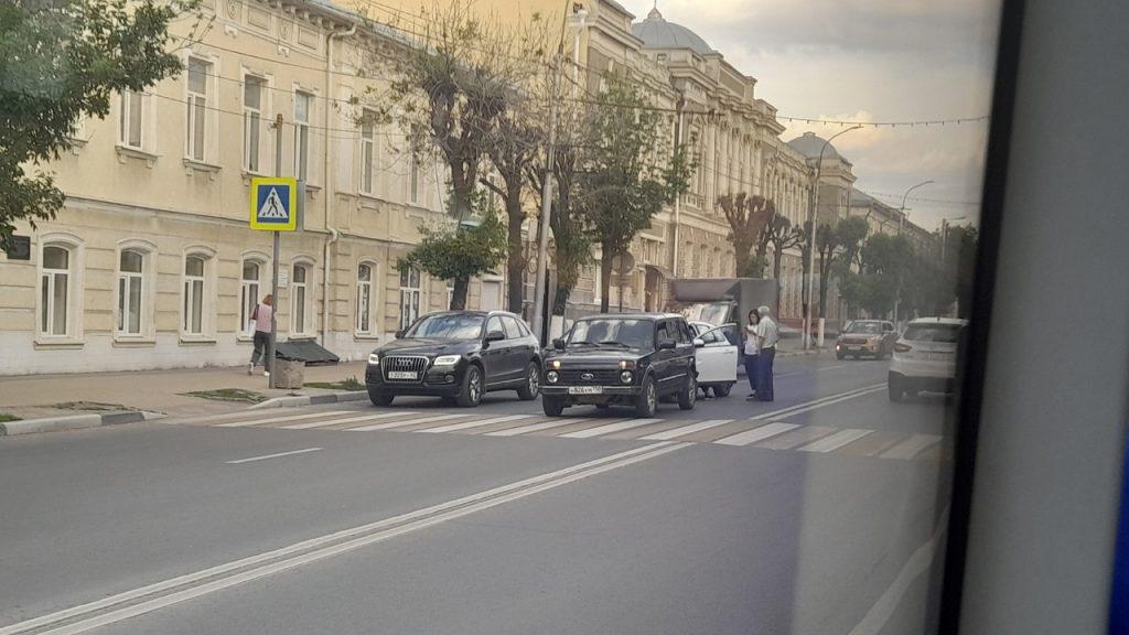 В центре Рязани столкнулись две легковушки