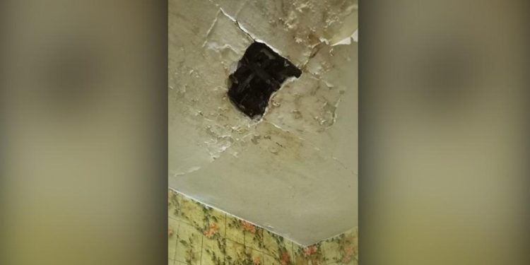 Рязанцы сообщили об обвалившемся потолке в квартире многоэтажки