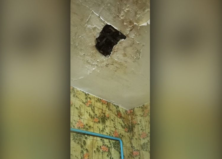 Рязанцы сообщили об обвалившемся потолке в квартире многоэтажки