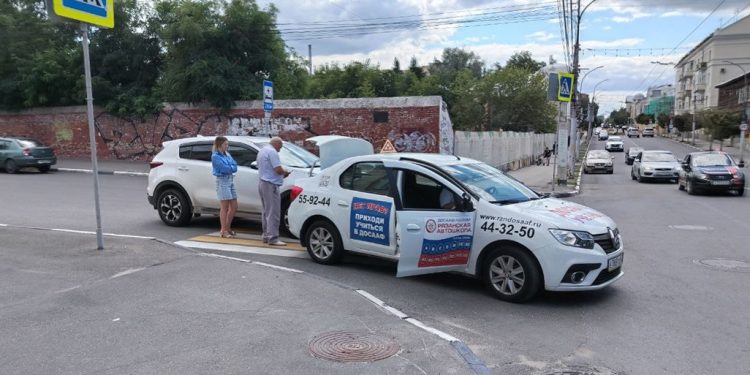 В центре Рязани иномарка въехала в зад учебному Renault