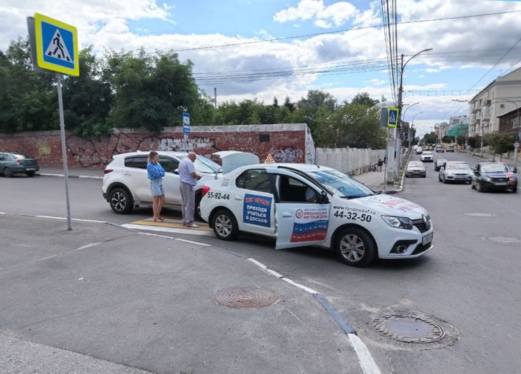В центре Рязани иномарка въехала в зад учебному Renault