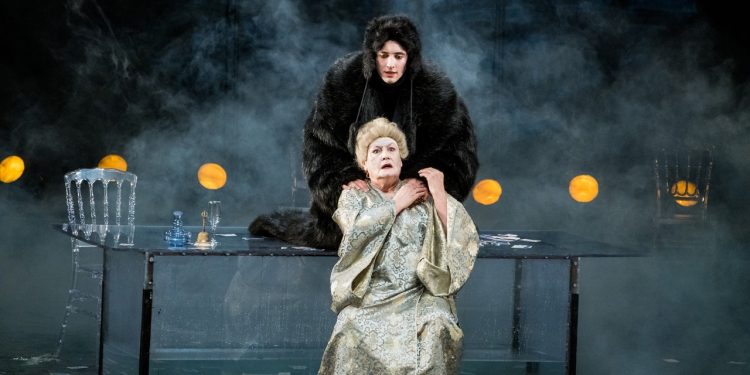 Рязанцев шокировал спектакль из Бишкека "Пиковая дама" Рязанцев шокировал спектакль из Бишкека «Пиковая дама»