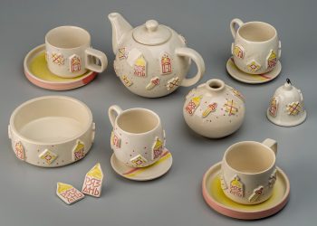 Скопинская керамика представила сервиз с логотипом от студии Артемия Лебедева Скопинская керамика представила сервиз с логотипом от студии Артемия Лебедева