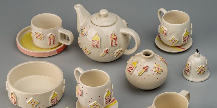 Скопинская керамика представила сервиз с логотипом от студии Артемия Лебедева