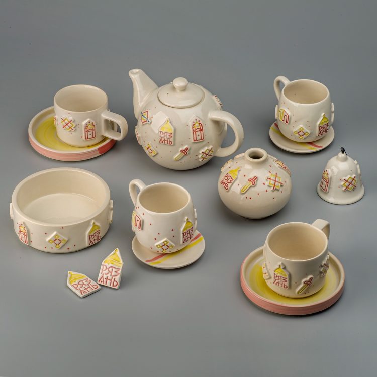 Скопинская керамика представила сервиз с логотипом от студии Артемия Лебедева