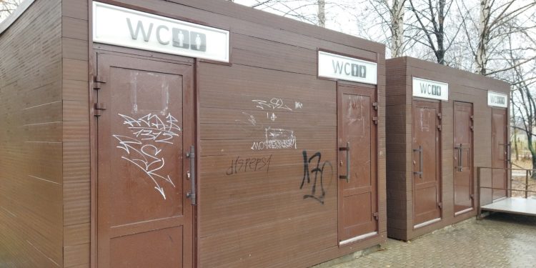 В Рязани неизвестные испортили общественные туалеты запрещенными надписями