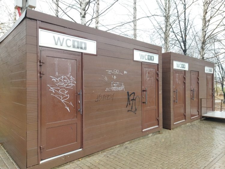 В Рязани неизвестные испортили общественные туалеты запрещенными надписями