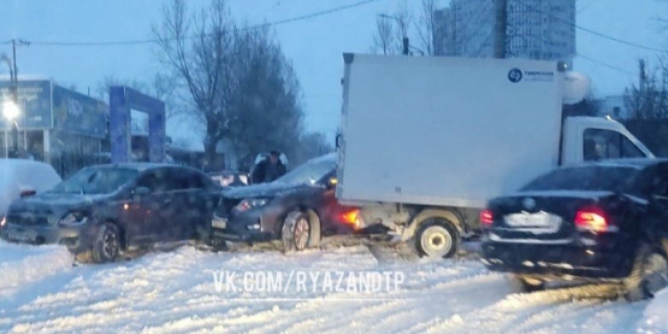 На улице Западной 15 декабря произошло массовое ДТП
