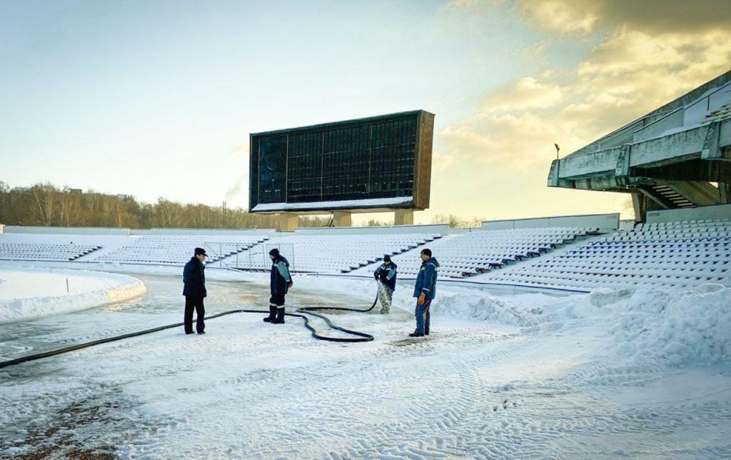 В Рязани на ЦСК начали заливать каток