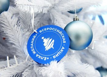 Начальник управления по физкультуре Рязанской области Сосунов вручил 9-летней девочке подарок