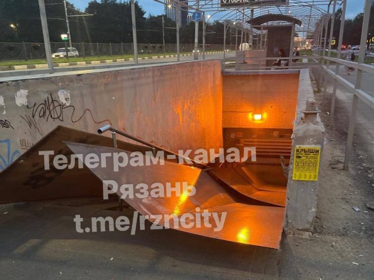 В Сети рассказали о причине "рухнувшей крыши" у остановки "Университет МВД" в Рязани