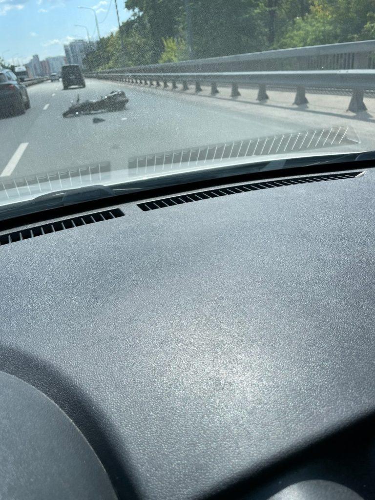 На Северной окружной водитель легковушки сбил мотоциклиста