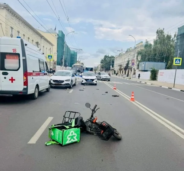 Курьер погиб в центре Рязани после наезда легковушки