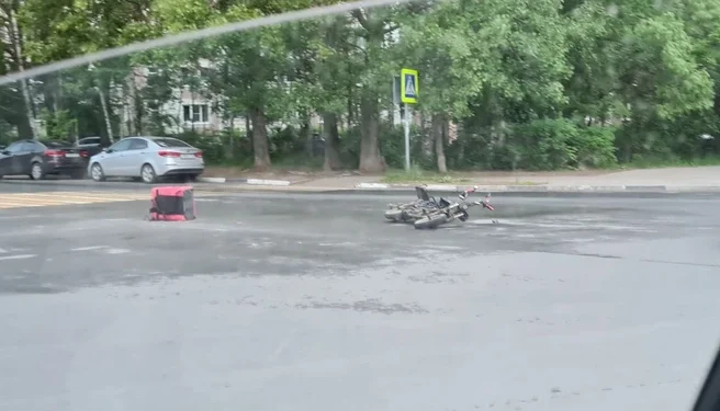В Дашково-Песочне иномарка сбила курьера на электровелосипеде
