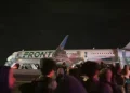 Самолет сбил мужчину на взлетной полосе и вспыхнул