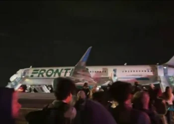 Самолет сбил мужчину на взлетной полосе и вспыхнул