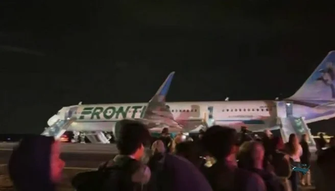 Самолет сбил мужчину на взлетной полосе и вспыхнул