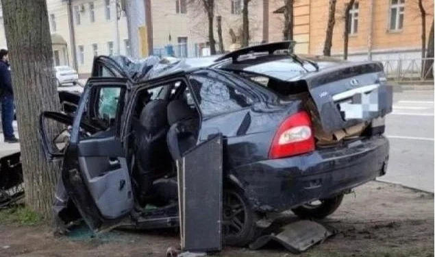 Автомобиль врезался в дерево в рязанской Горроще