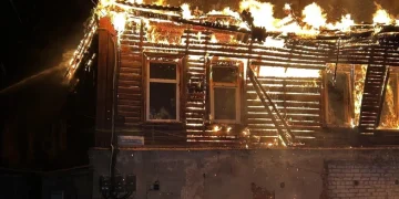 Деревянный дом сгорел в Скопине