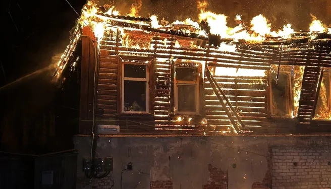 Деревянный дом сгорел в Скопине