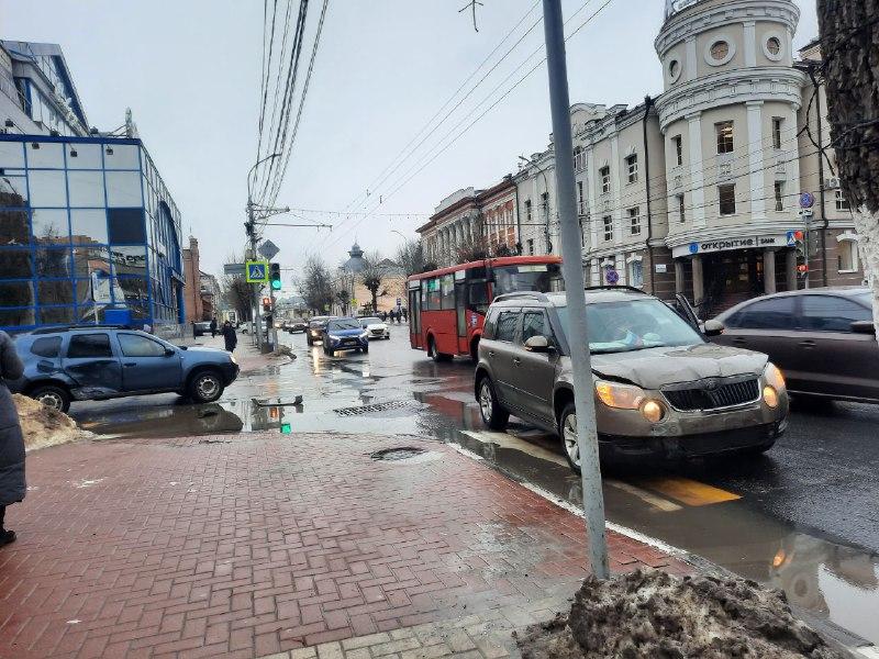 Возле рязанского ТЦ "Атрон" произошло ДТП