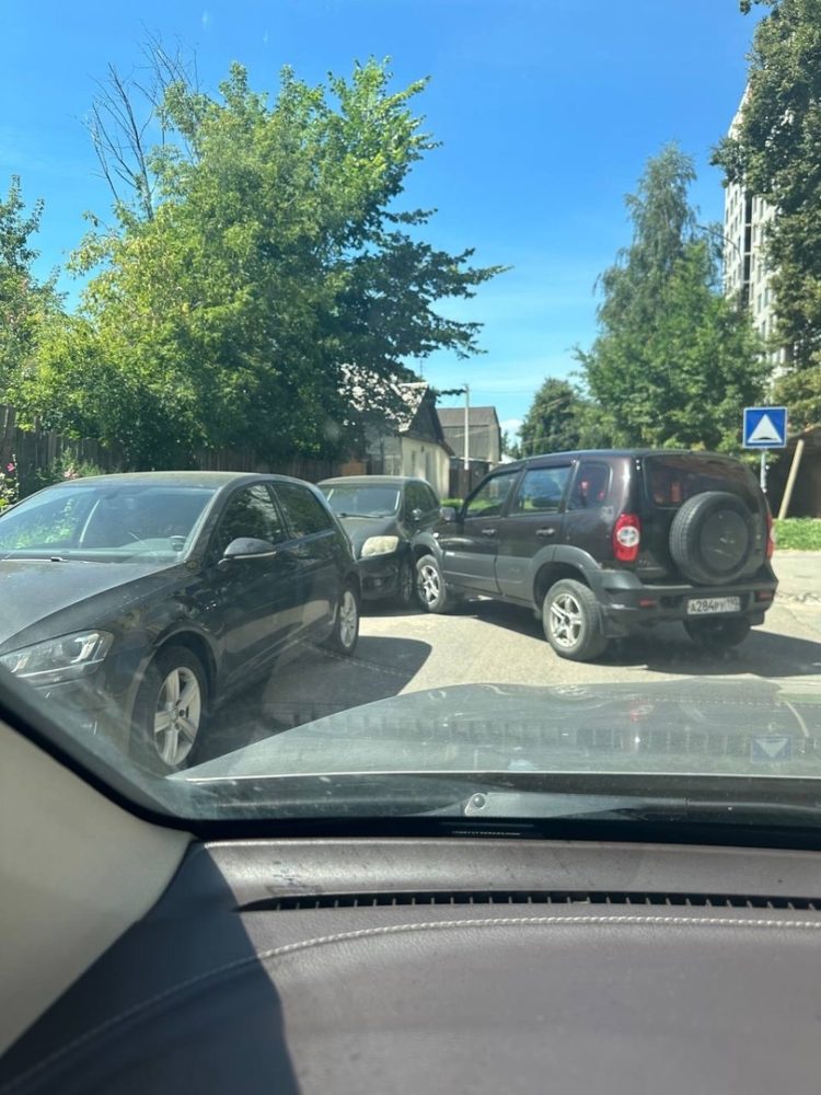 В Рязани на улице 6-я Линия автомобиль без водителя врезался в машину