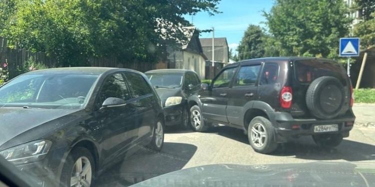 В Рязани на улице 6-я Линия автомобиль без водителя врезался в машину