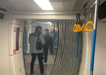 Вагон метро сошел с рельсов в тоннеле