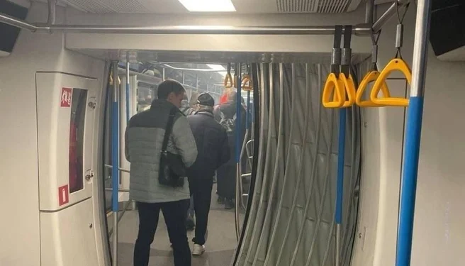 Вагон метро сошел с рельсов в тоннеле