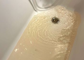 Жители рязанской Горрощи пожаловались на ржавую воду