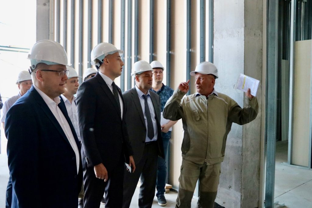 Вице-губернатор региона Бранов проконтролировал ход строительства соцобъектов в Рязани