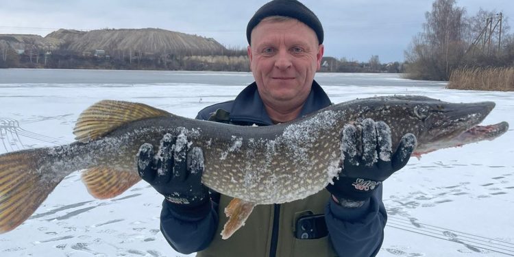 Рыбак из рязанского Пронска выловил из озера щуку весом более 7 килограммов