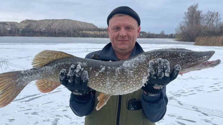 Рыбак из рязанского Пронска выловил из озера щуку весом более 7 килограммов