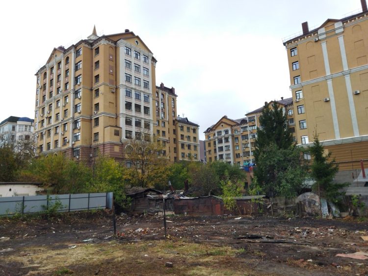 На рязанской улице Подгорной расчистили площадку под строительство новой многоэтажки