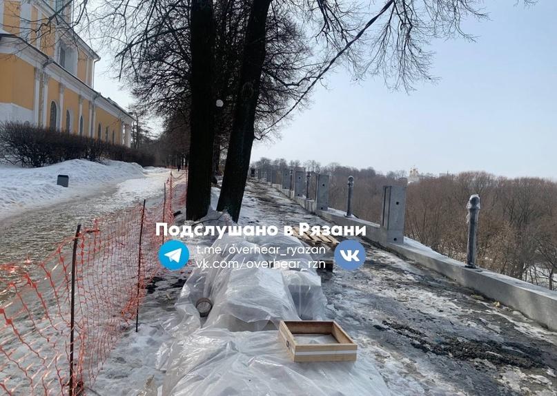 На территории Рязанского кремля ведутся работы по замене ограждения