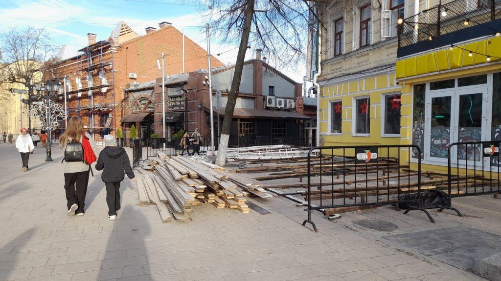 На рязанской улице Почтовой активно собирают летние веранды