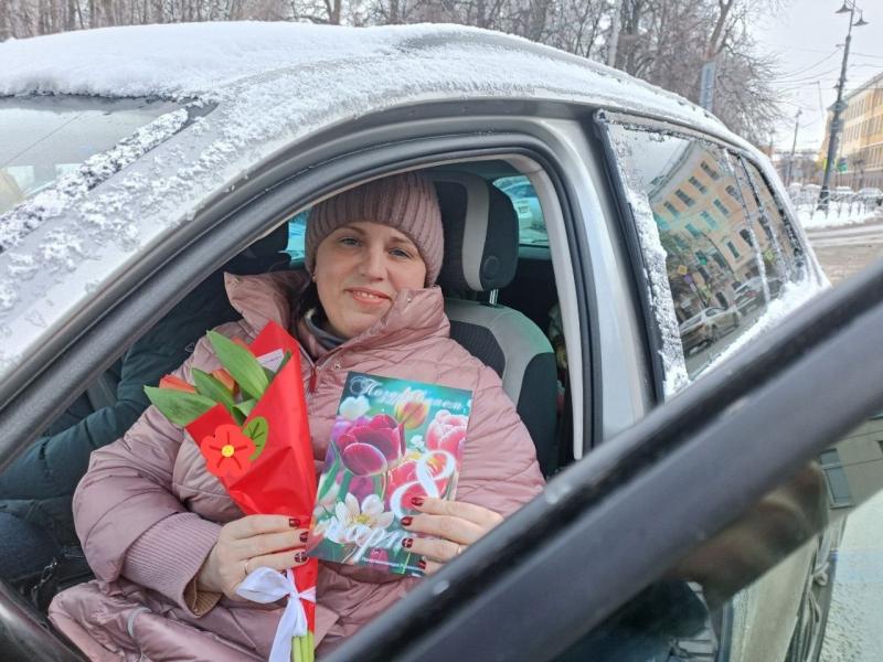 Рязанские полицейские поздравили женщин-водителей с 8 марта