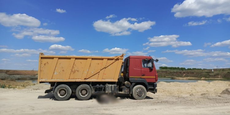 В Старожиловском районе водитель грузовика насмерть переехал 56-летнего пешехода