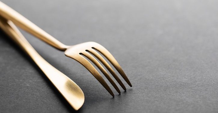 В Рыбном нетрезвый мужчина едва не заколол в гостях пенсионера вилкой