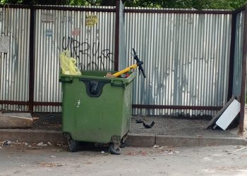 На улице Дзержинского неизвестные выбросили электросамокат в мусорный бак