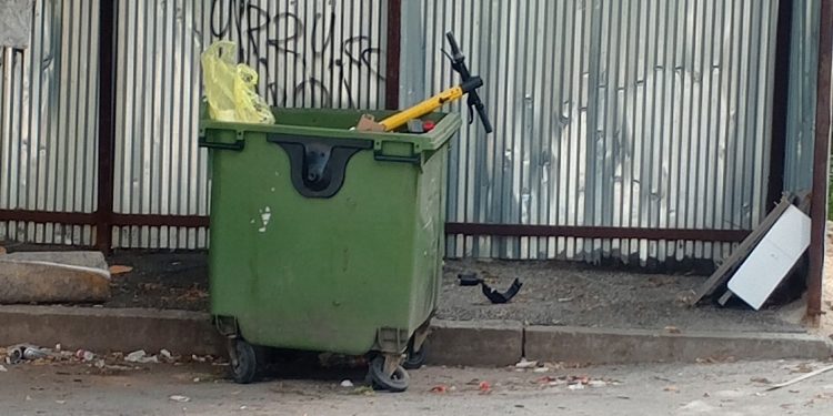 На улице Дзержинского неизвестные выбросили электросамокат в мусорный бак