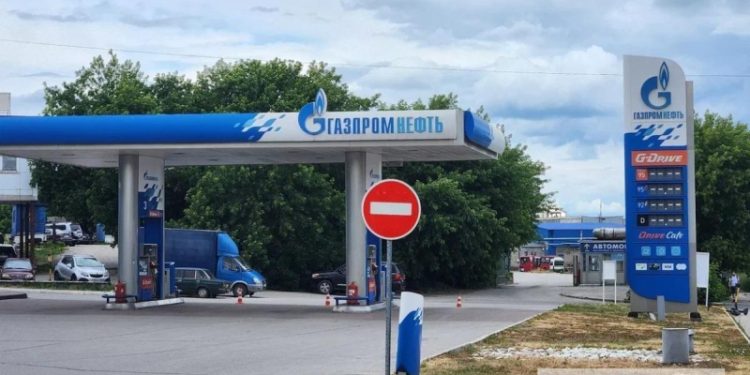 Атаки Украины на НПЗ вызвали дефицит топлива в России