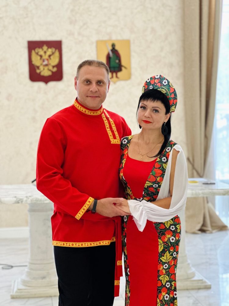 Супруги из рязанского Скопина отпраздновали годовщину свадьбы в русских народных костюмах