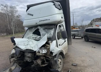 Водитель ГАЗели попал в больницу после столкновения с мусоровозом в Рязани