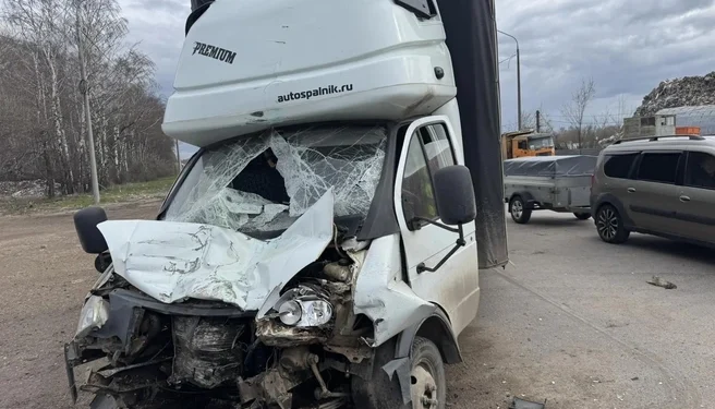Водитель ГАЗели попал в больницу после столкновения с мусоровозом в Рязани