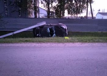 Пьяный водитель снёс столб и травмировал пенсионерку