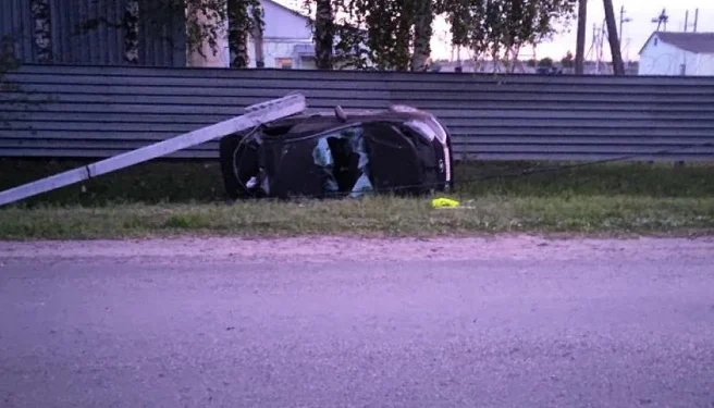 Пьяный водитель снёс столб и травмировал пенсионерку