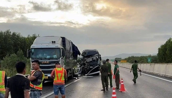 Водитель на полной скорости влетел в грузовик: что известно о жутком ДТП с россиянами во Вьетнаме