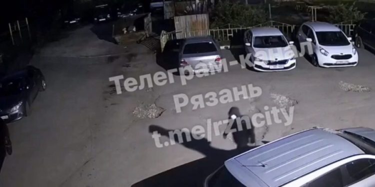 В рязанской Дашково-Песочне неизвестный украл фары автомобилей В рязанской Дашково-Песочне неизвестный украл фары автомобилей