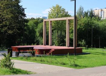 В парке Черезовские пруды началась установка беседок и туалетов